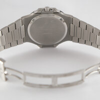 Patek Philippe · Nautilus Jumbo — 6 / 7 Patek Philippe · Nautilus Jumbo — 6 / 7