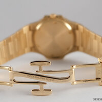 Patek Philippe · Damen Nautilus — 6 / 8 Patek Philippe · Damen Nautilus — 6 / 8