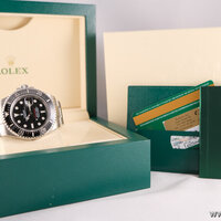 Rolex · Sea-Dweller 4000 — 8 / 8 Rolex · Sea-Dweller 4000 — 8 / 8